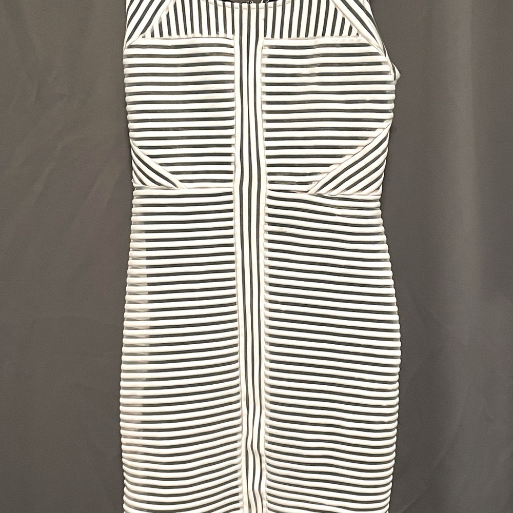 Bebe black and white size 2 zip up the back